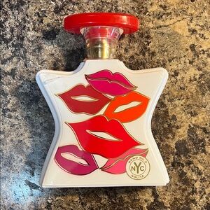 Bond No. 9 New York Nolita Perfume with Red and Pink Lips Design